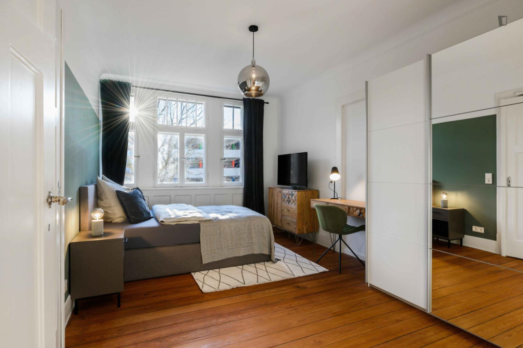 Modern Double bedroom in Rathaus - Stuttgart - chambre - ImmoJeune