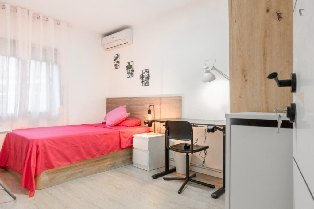 Spacious room with a desk in a modern and well-located apartment - Madrid - chambre - ImmoJeune