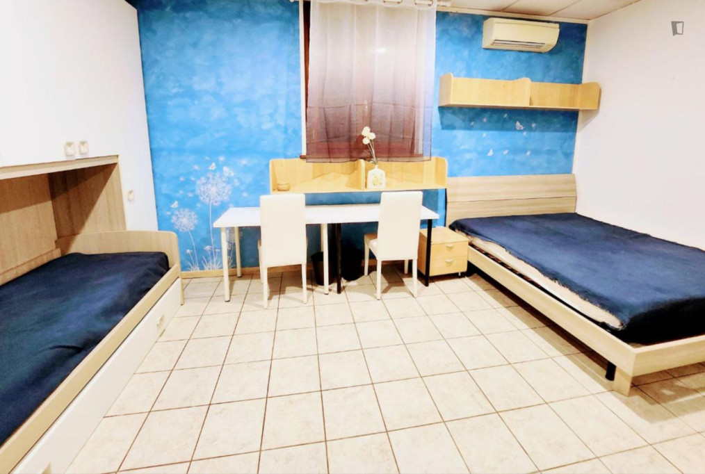 Multiple beds bedroom, with private bathroom, in 6-bedroom apartment - Milan - chambre - ImmoJeune
