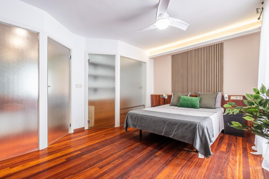 Very cool double ensuite bedroom in the centre of Alicante - Alicante - chambre - ImmoJeune