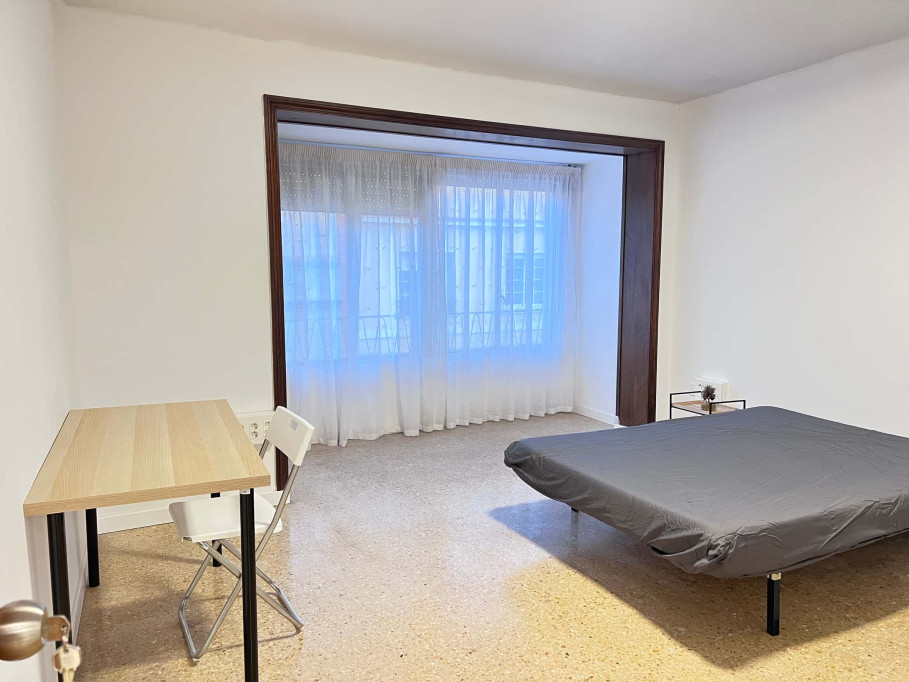 Habitación amplia e iluminada