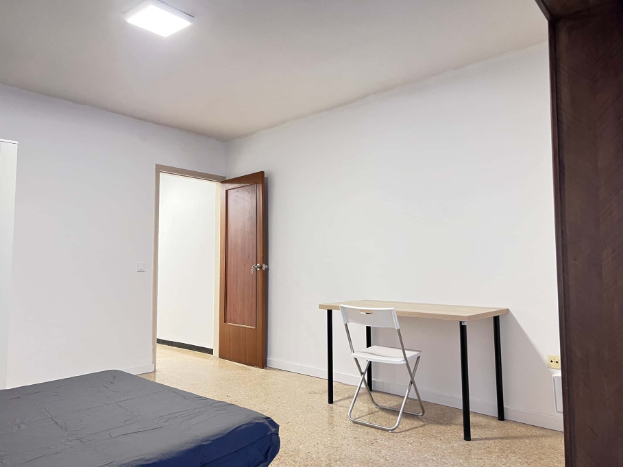 Habitación amplia e iluminada