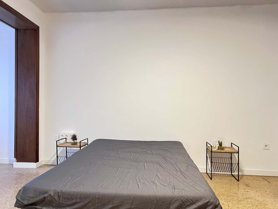 Habitación amplia e iluminada