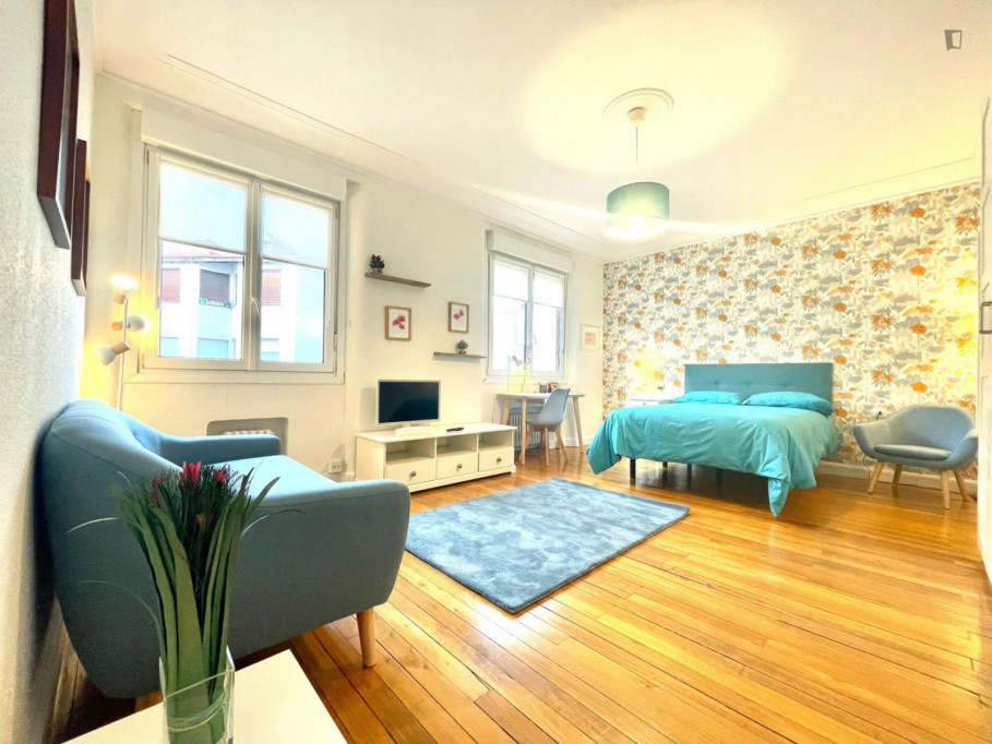 Great double bedroom near the Moyua metro - Bilbao - chambre - ImmoJeune