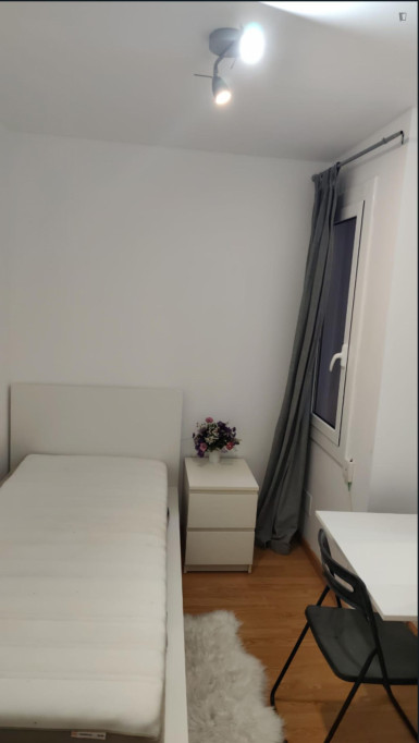 Tempting Single Bedroom close to International University of Catalunya - Barcelone - chambre - ImmoJeune