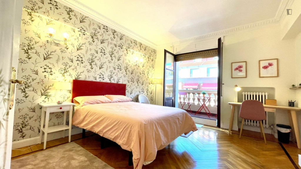 Ample double bedroom near the Parque República de Abando - Bilbao - chambre - ImmoJeune