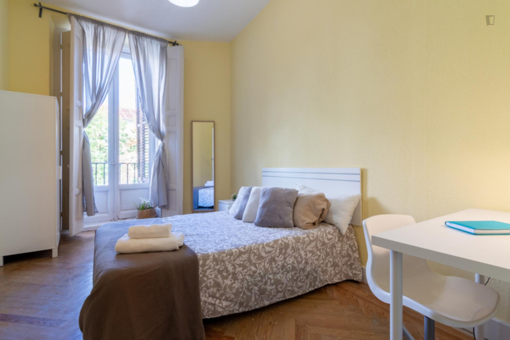 Double bedroom, with balcony, in 10-bedroom apartment - Madrid - chambre - ImmoJeune