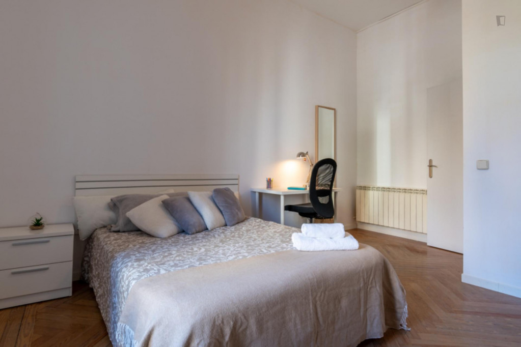 Double bedroom, with balcony, in 10-bedroom apartment