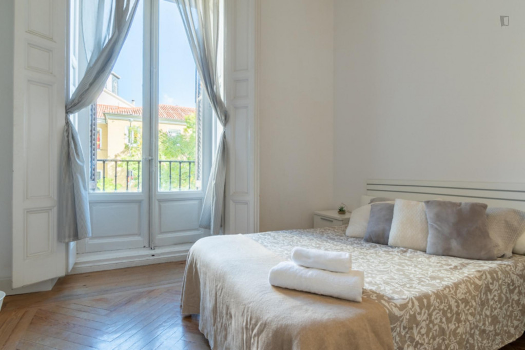 Double bedroom, with balcony, in 10-bedroom apartment