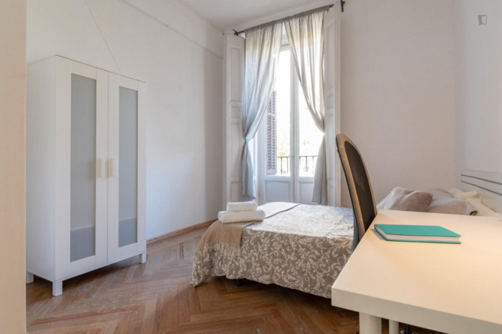 Double bedroom, with balcony, in 10-bedroom apartment