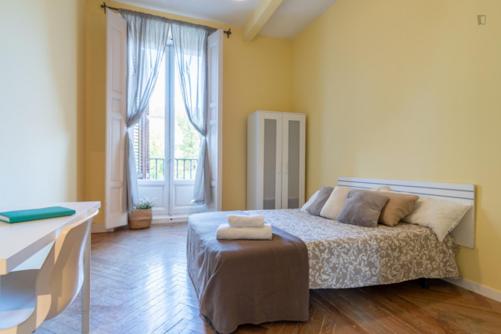Double bedroom, with balcony, in 10-bedroom apartment