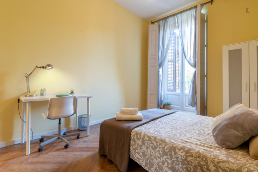 Double bedroom, with balcony, in 10-bedroom apartment