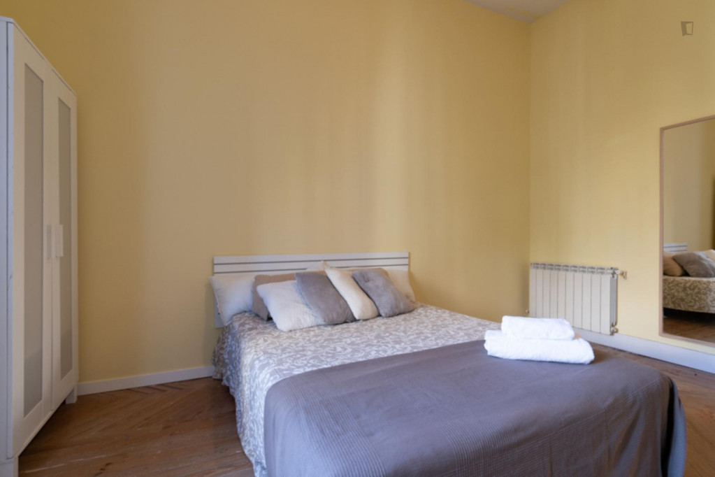 Double bedroom, with balcony, in 10-bedroom apartment