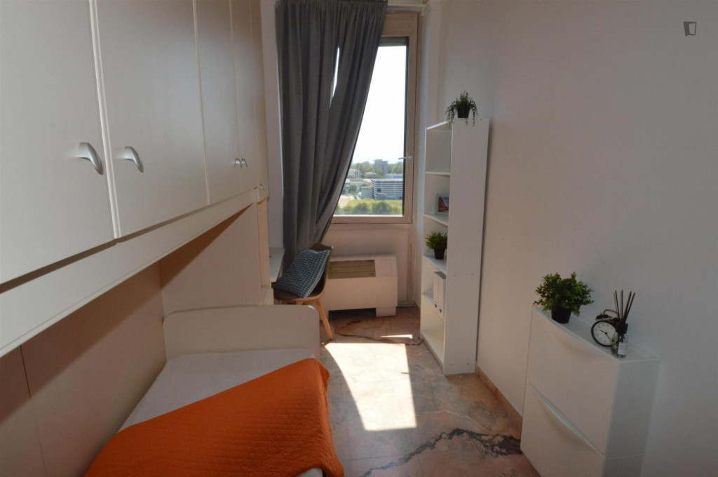 Luminous single bedroom near Parco Enzo Ferrari  - Modena - chambre - ImmoJeune