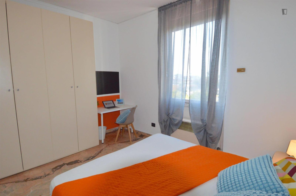 Inviting double bedroom near Parco Enzo Ferrari  - Modena - chambre - ImmoJeune