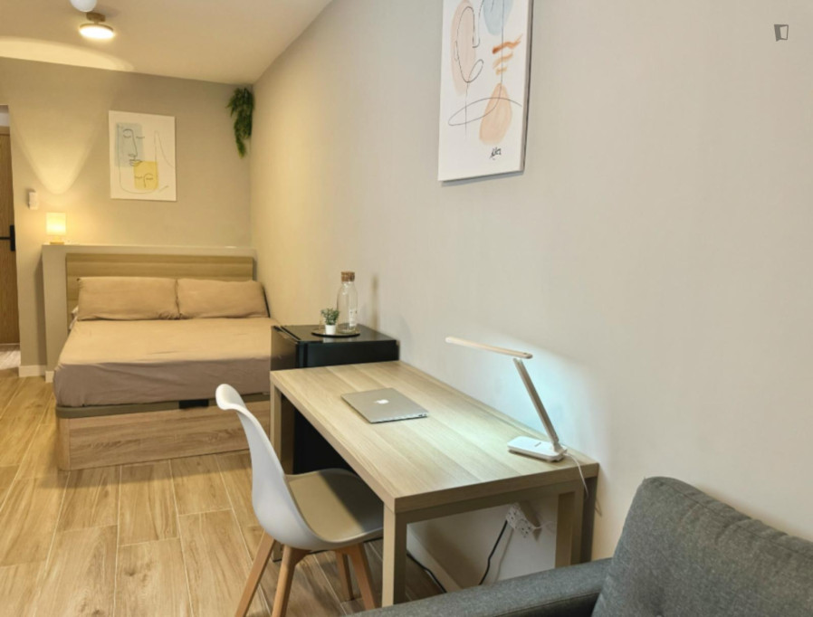 Profound Double Bedroom with a private bathroom close to Del Tossal Park - Alicante - chambre - ImmoJeune