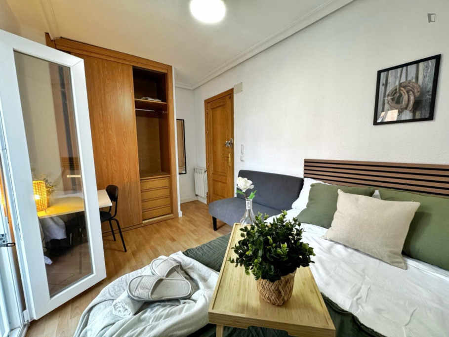 Double bedroom, with balcony, in 5-bedroom apartment - Madrid - chambre - ImmoJeune