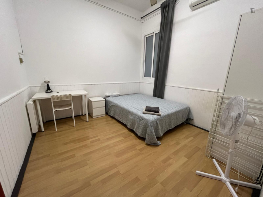 Welcoming single bedroom in shared flat in Eixample - Barcelone - chambre - ImmoJeune