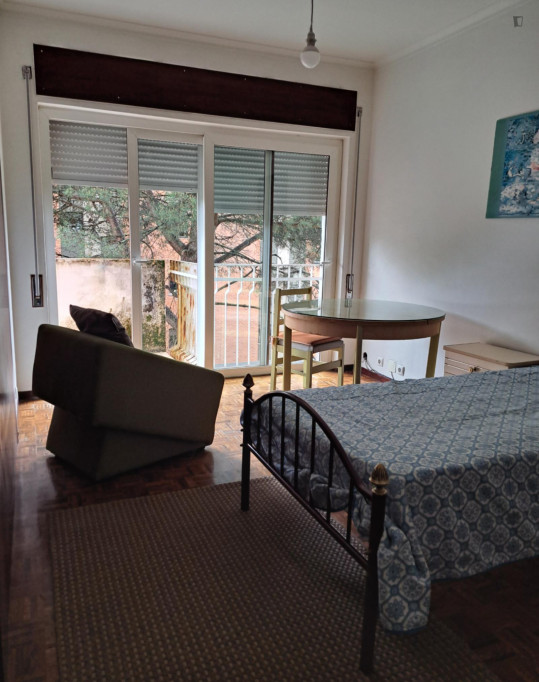 Quarto com varanda e cheio de luz por trás da ESEC,Solum - Coimbra - chambre - ImmoJeune