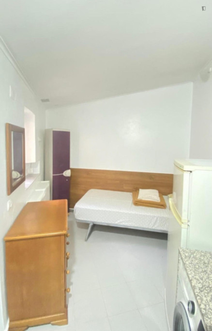 Nice bedroom with private kitchen and bathroom outside the room - Lisbonne - chambre - ImmoJeune