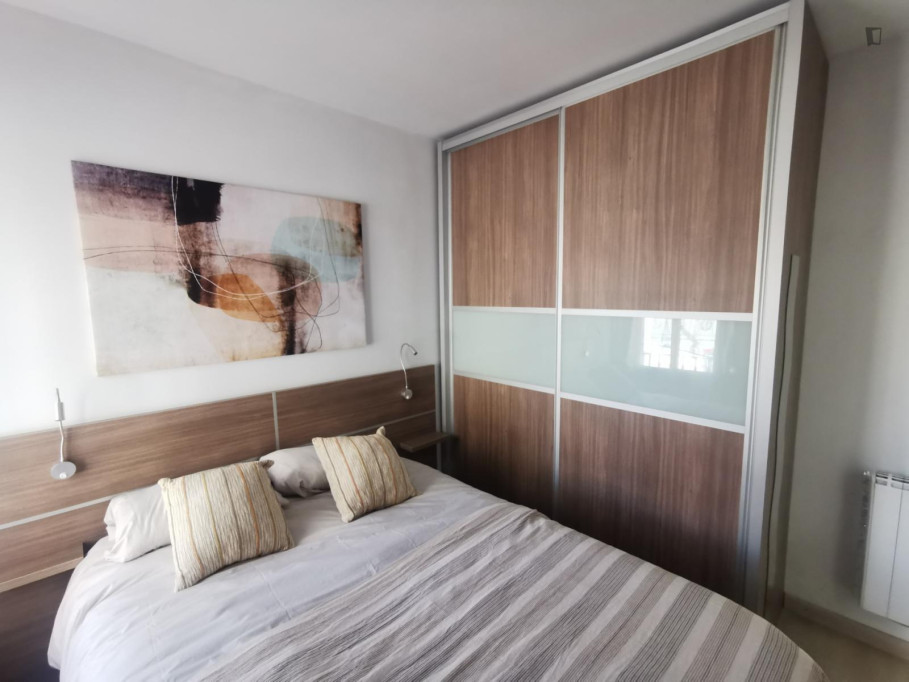 Beautiful 2-bedrooms apartment with balcony close to Bogatell metro station - Barcelone - chambre - ImmoJeune
