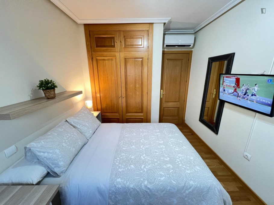 Single bedroom in 5-bedroom apartment