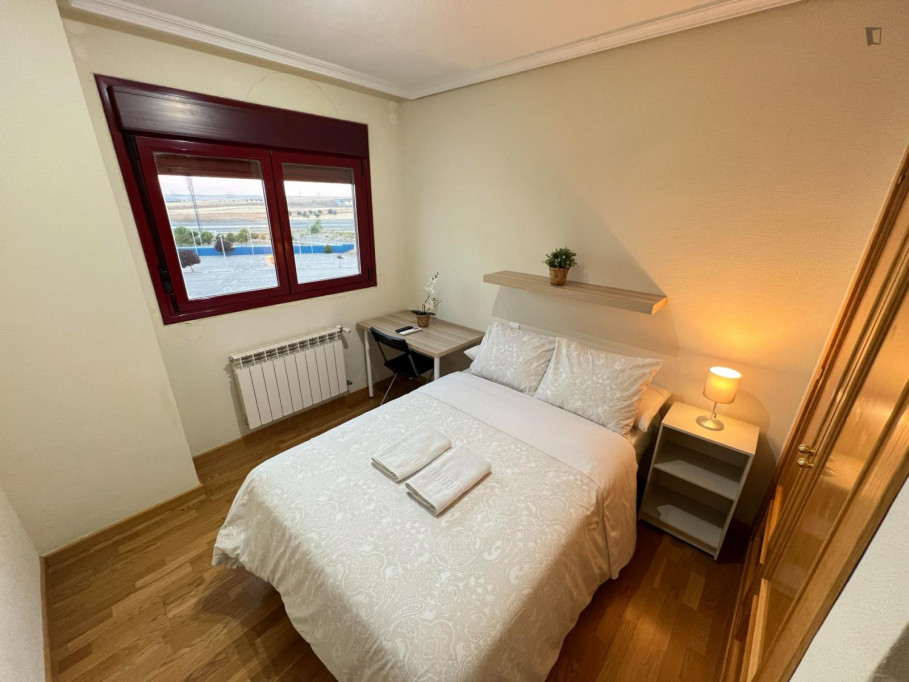 Single bedroom in 5-bedroom apartment