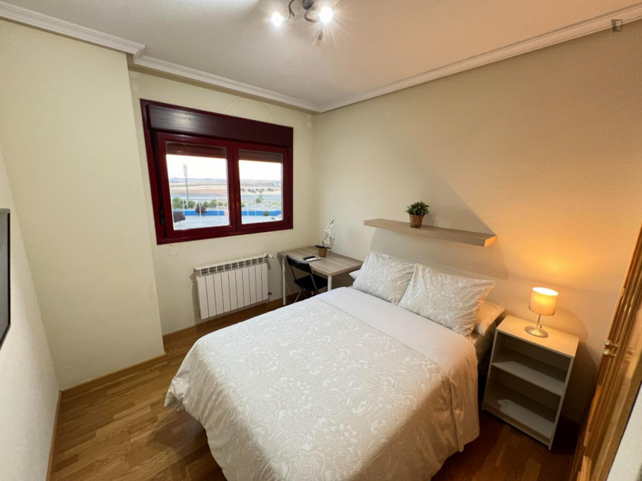 Single bedroom in 5-bedroom apartment