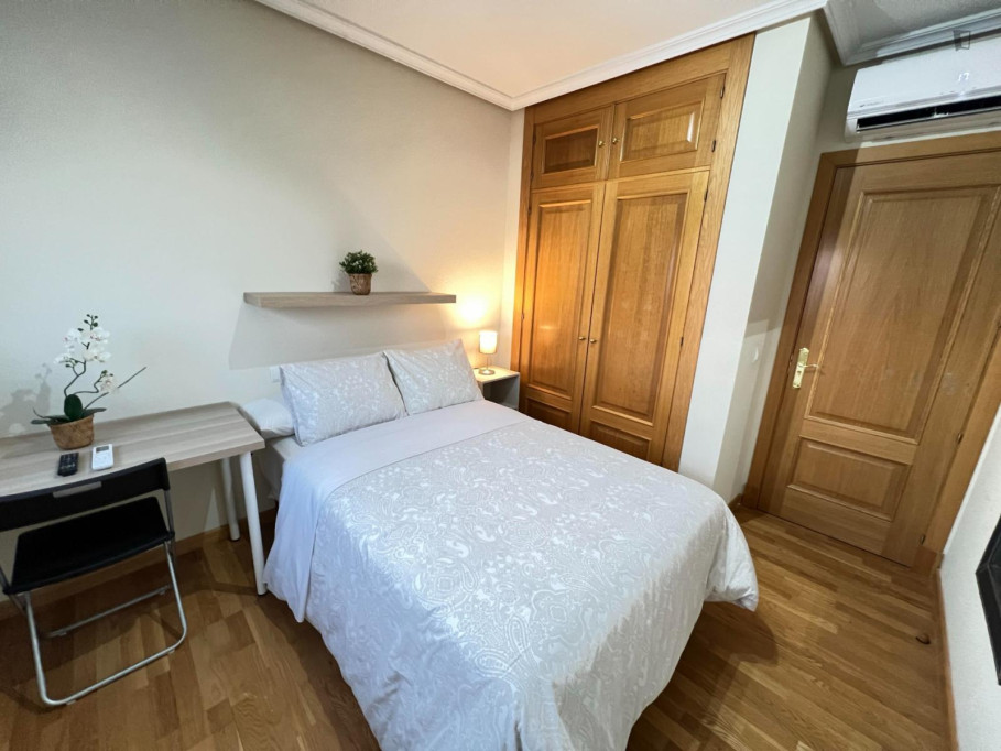 Single bedroom in 5-bedroom apartment