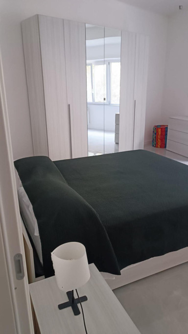 Double bedroom, with balcony, in 4-bedroom apartment - Rome - chambre - ImmoJeune