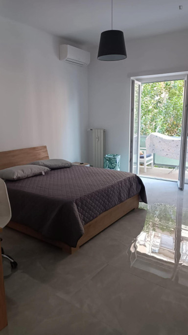 Double bedroom, with balcony, in 4-bedroom apartment - Rome - chambre - ImmoJeune