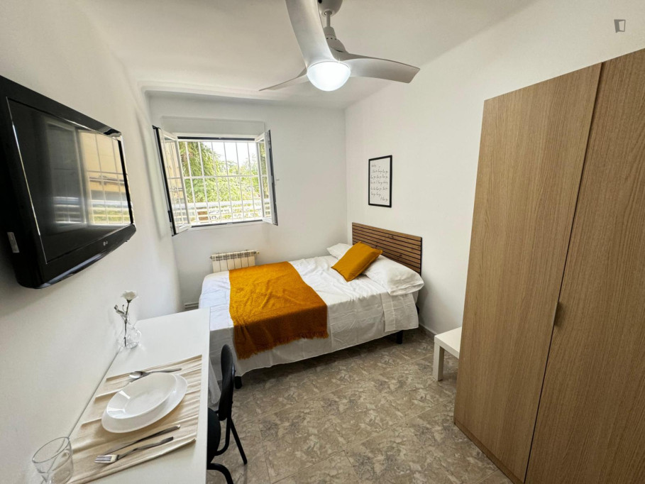 Nice double bedroom near Parque de la Cuña Verde de Latina - Madrid - chambre - ImmoJeune