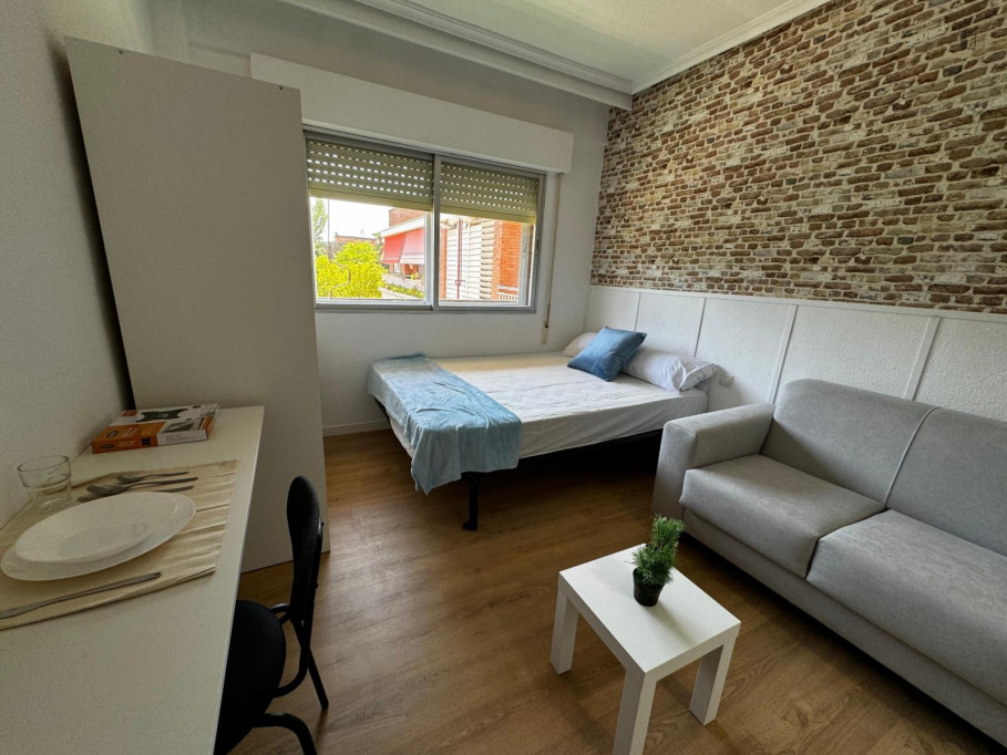 Comfy single ensuite bedroom near the Ciudad Lineal metro - Madrid - chambre - ImmoJeune