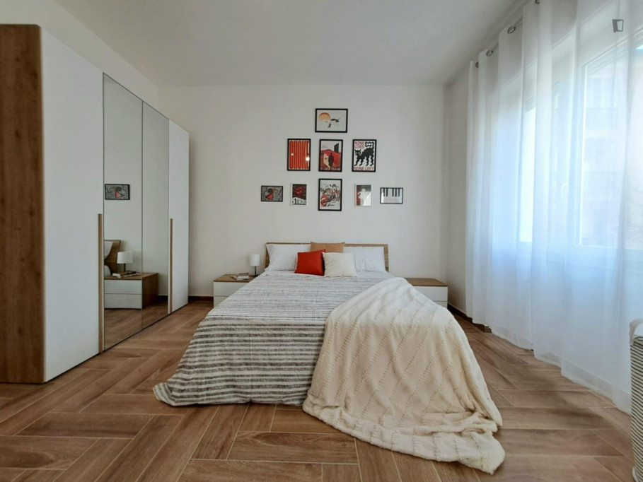Double bedroom, with balcony, in 5-bedroom apartment - Sassari - chambre - ImmoJeune