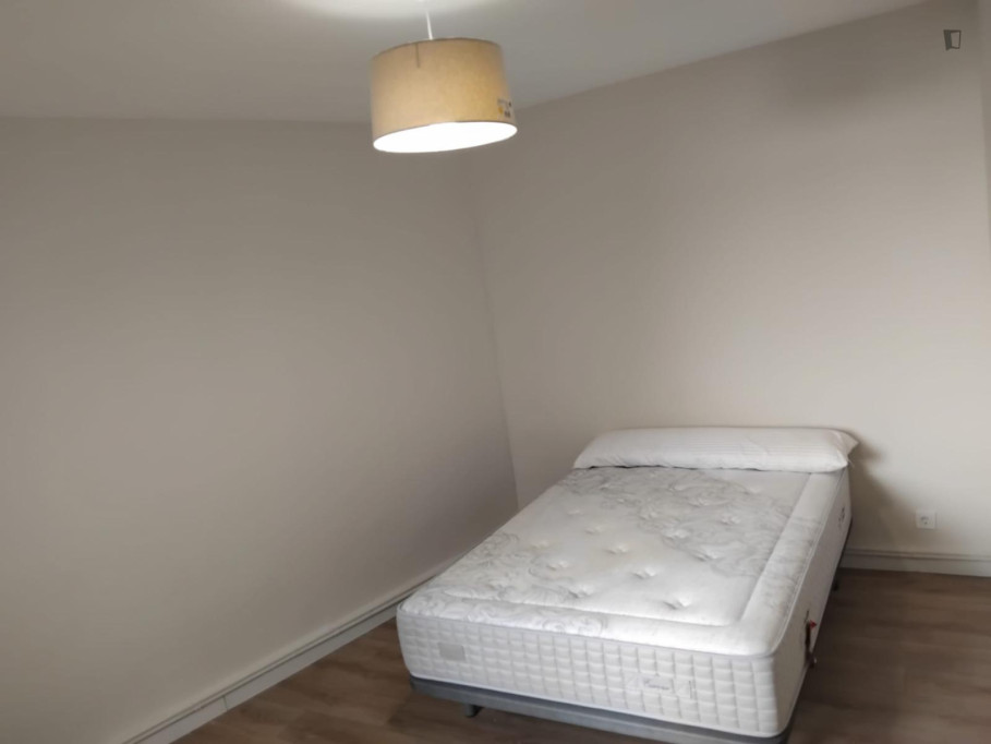 Neat double bedroom near Universidad de Valladolid - Valladolid - chambre - ImmoJeune