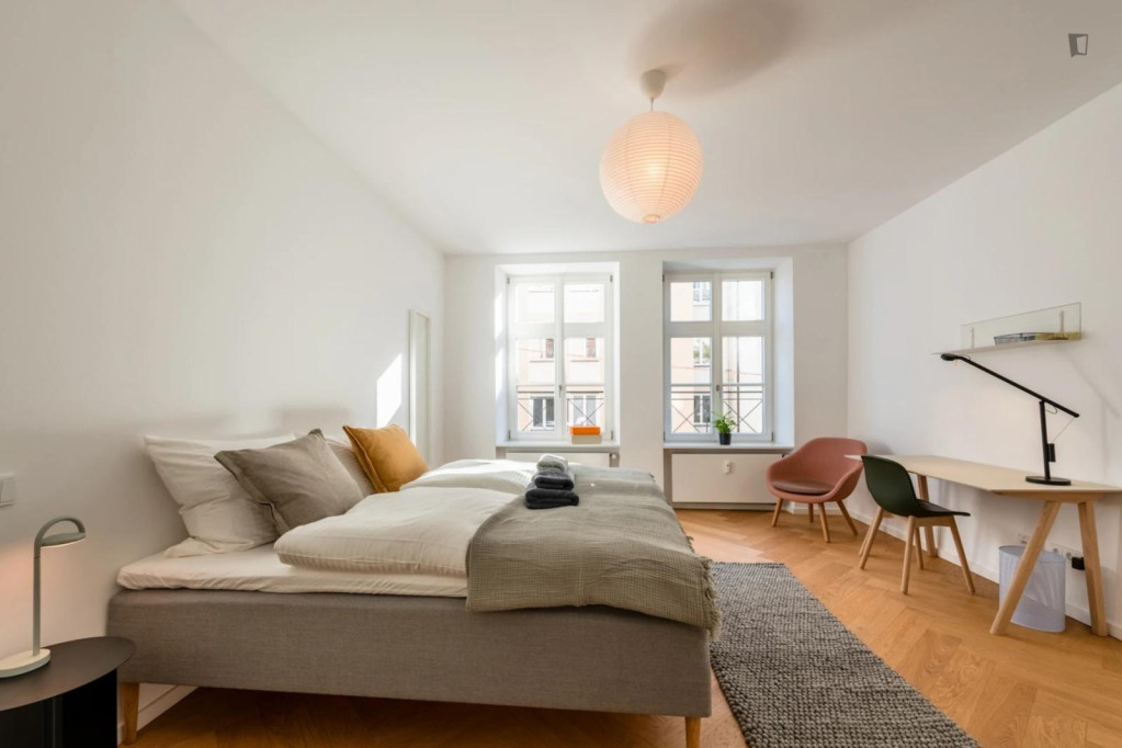 Spacious double bedroom in modern shared flat Gärtnerplatzviertel - Munich - chambre - ImmoJeune