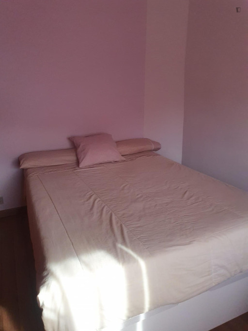 Spacious and bright double bedroom close to Congrés metro station - Barcelone - chambre - ImmoJeune