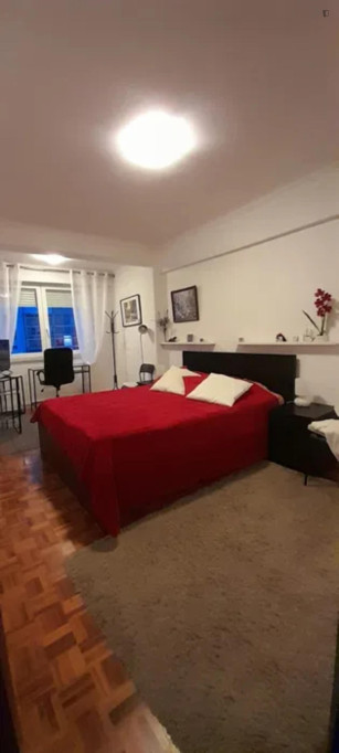 Homely double bedroom in Carcavelos