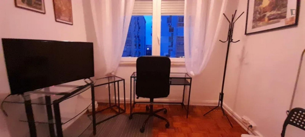 Homely double bedroom in Carcavelos
