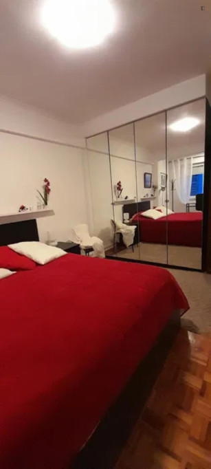 Homely double bedroom in Carcavelos