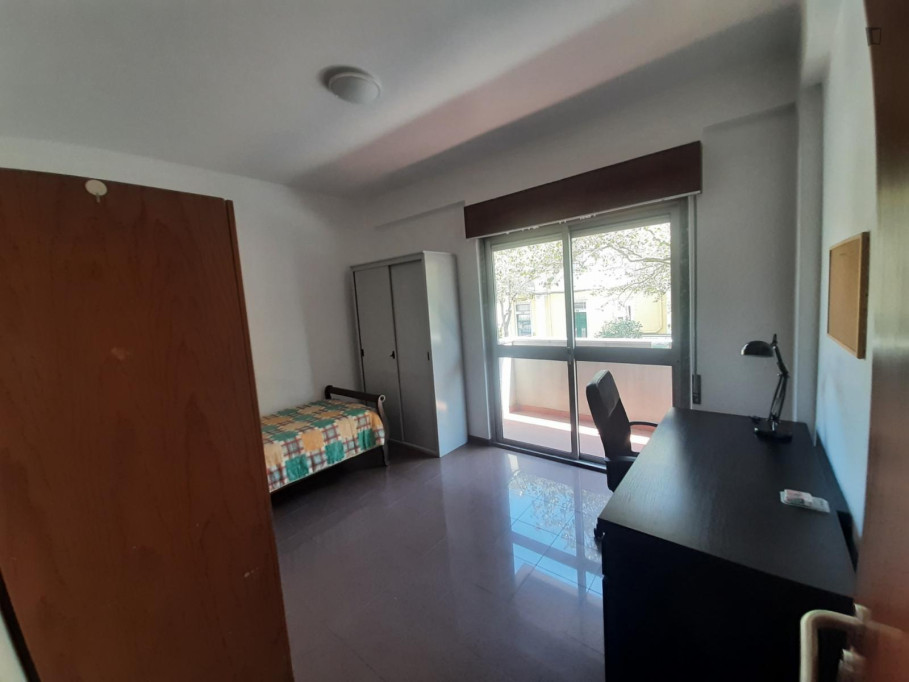 Spacious bedroom next to Alameda metro station - Lisbonne - chambre - ImmoJeune