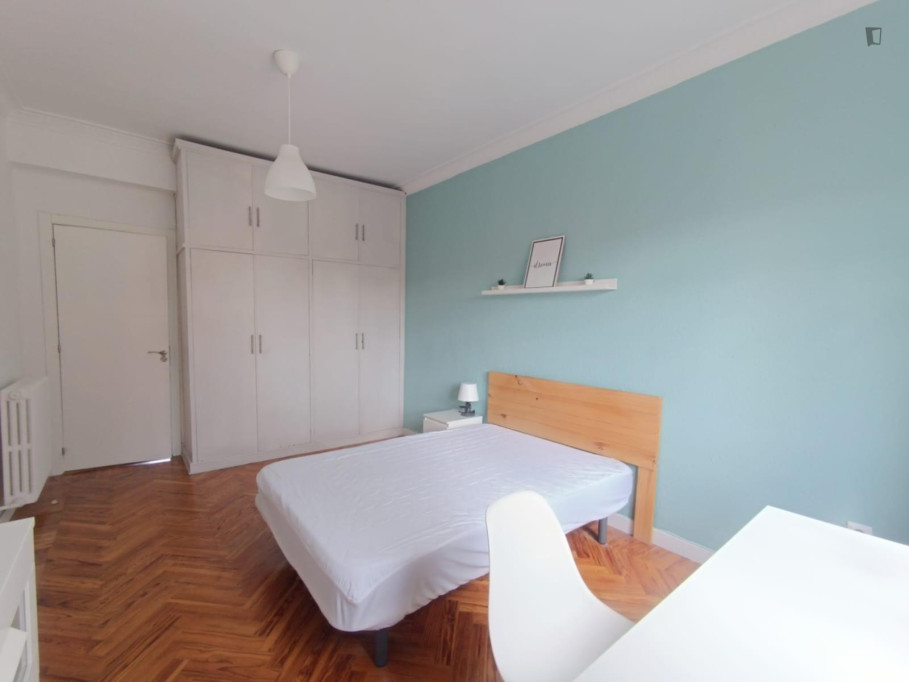 Bright single bedroom in a shared flat close to the University of Navarra - Pamplona - chambre - ImmoJeune
