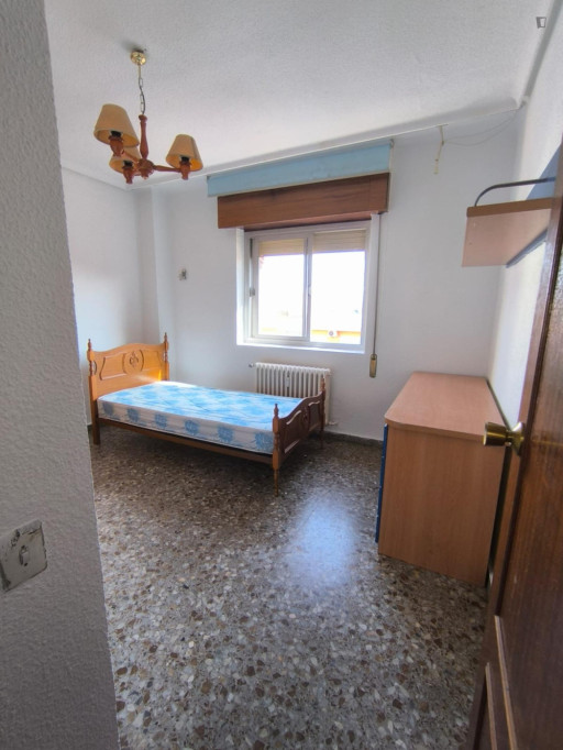 Snug single bedroom near the Albacete campus of Universidad de Castilla-La Mancha - Albacete - chambre - ImmoJeune