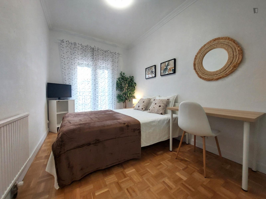 Double bedroom, with balcony, in 4-bedroom apartment - Madrid - chambre - ImmoJeune