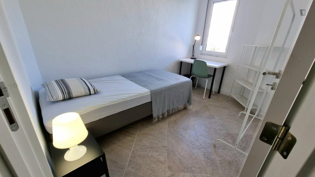 Nice Single Bedroom close to Cabo Ruivo Metro - Lisbonne - chambre - ImmoJeune
