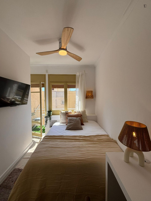ABU DHABI: Sunny double bedroom with a balcony, in El Camp de l'Arpa del Clot - Barcelone - chambre - ImmoJeune