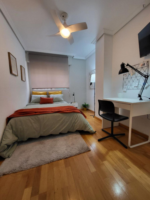 Comfortable double bedroom well connected to the city center - Alicante - chambre - ImmoJeune