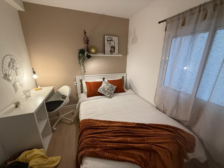 Beautiful double bedroom within walking distance to the city center - Alicante - chambre - ImmoJeune
