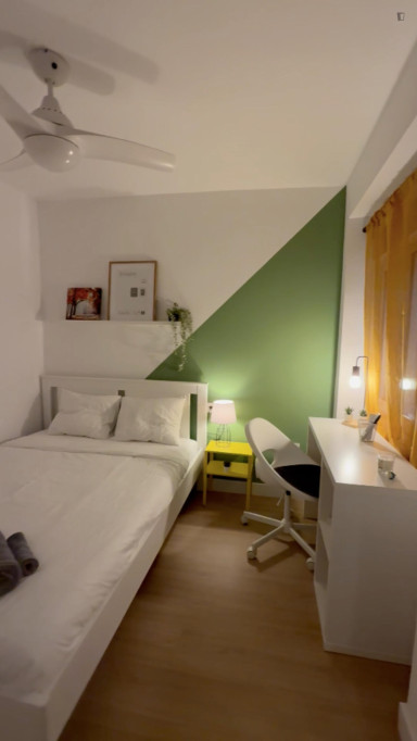 Comfortable double bedroom within walking distance to the city center - Alicante - chambre - ImmoJeune