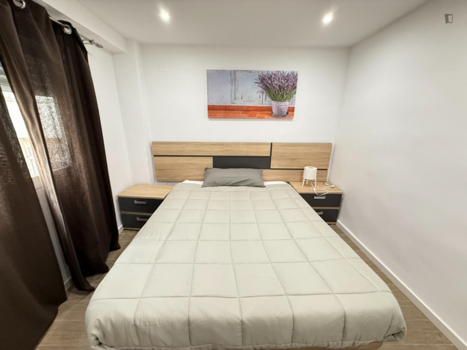 Shiny double bedroom close to the city center